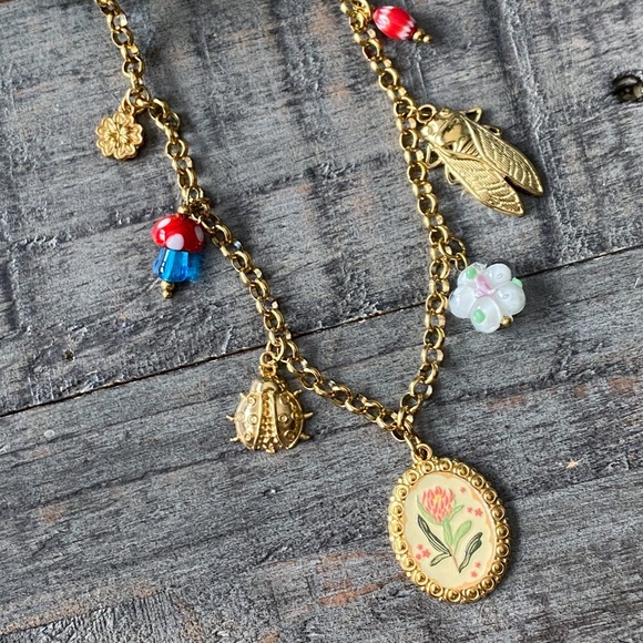 NEW Gold Insect Charm Necklace With Floral Pendant - Picture 5 of 8